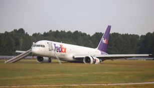 Avión de FedEx se sale de pista en aterrizaje de emergencia en Tennesse