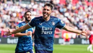 Santiago Giménez celebrando su gol 