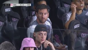 ¡Crossover de lujo! Peso Pluma y Lionel Messi se saludaron en el partido del Inter Miami