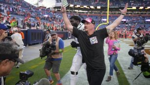 Nathaniel Hackett celebrando la victoria de los Jets 