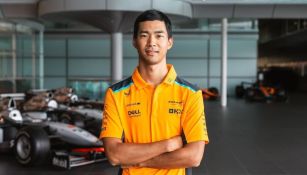 Ryo Hirakawa con el equipo de reservas de McLaren