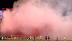 Aficionados prenden bengalas en el Clásico Nacional