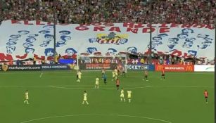 Aficionados de las Chivas muestran tifo en el Clásico Nacional 