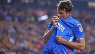 Santi Giménez no se olvida del Cruz Azul: 'Lo llevo a todos lados, en mi corazón'