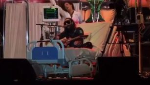 Jay de la Cueva da concierto con Moderatto en camilla de hospital