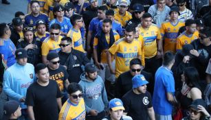 Autoridades niegan acceso a cientos de aficionados de Tigres al Estadio Jalisco