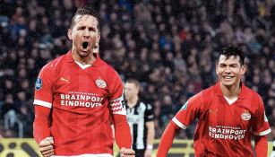 De Jong y Lozano celebran el primer gol del encuentro