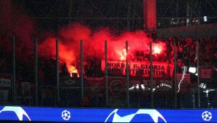 Champions League: Lanzan bengalas a aficionados en el Real Sociedad-Benfica