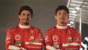 Leclerc y Sainz con los nuevos monos de la Scuderia