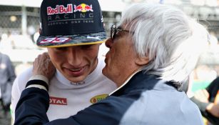 Max recibe un beso de Ecclestone en 2016