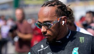 Lewis Hamilton 'tira la toalla' en la carrera con Checo por segundo lugar: 'Está muy lejos' 