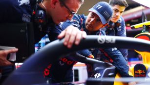 Sergio 'Checo' Pérez revisa el RB19 antes de la FP2 en Las Vegas