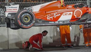 El piloto español de Ferrari revisa los daños de su SF-23, en Las Vegas