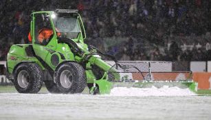 Aficionados lanzan bolas de nieve al portero rival en la Conference League