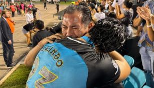 El conmovedor abrazo de Benjamín Galindo a su hijo tras el título de Cancún FC