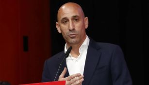 Luis Rubiales, acusado de besar a jugadoras de Inglaterra 