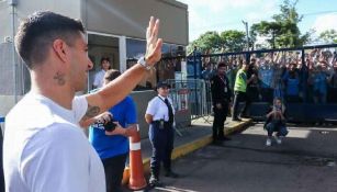 ¡Lo van a extrañar! Aficionados despiden a Luis Suárez en el aeropuerto de Porto Alegre