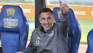 Aficionado de Cruz Azul 'enloquece' al conocer a Chaco Giménez