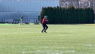 ¡Listo para jugar! Aaron Rodgers sorprende lanzando pases en el entrenamiento de los Jets