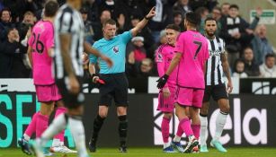 Raúl Jiménez fue expulsado del Fulham vs Newcastle