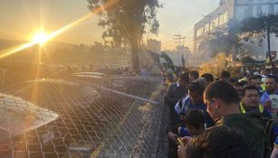 ¿Fue excesivo? Aficionados festejando tiraron reja afuera del Estadio Azteca