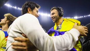 ¡No se pierde la premiación! Checo Pérez bajó a la cancha para celebrar el título con América