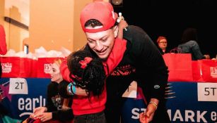 Patrick Mahomes y su esposa llevan 'alegría navideña' a niños necesitados en Kansas City