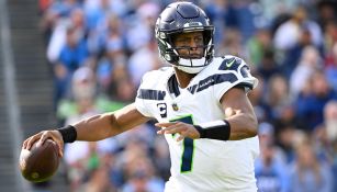 Geno Smith guía remontada de Seattle en el cuarto período para vencer a Tennessee