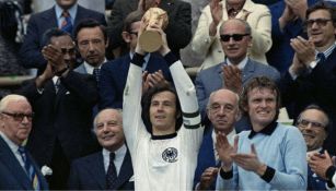 Beckenbauer levantando el Mundial en 1974