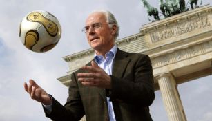 FIFA homenajea a Franz Beckenbauer con la bandera de Alemania a media asta