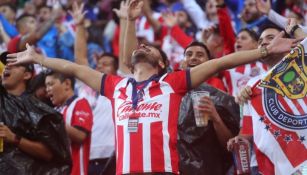 Barra de Chivas prepara colorido en la tribuna de cara al debut ante Santos 