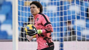 Ochoa en el calentamiento previo al juego ante Napoli