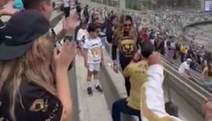 ¡Que viva el amor! Pareja se compromete en el partido de Pumas