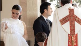 Carola y su hijo en su ceremonia de bautizo con Checo Pérez