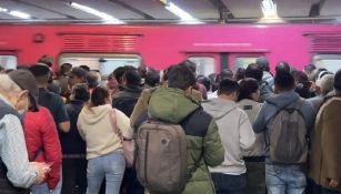 La gente tiene que esperar varios trenes para poder subirse.