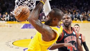 LeBron y Russell llevan a Lakers a triunfo 141-132 sobre Bulls