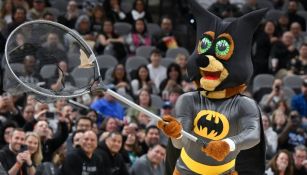 NBA: Mascota de los Spurs atrapa murciélago en medio del juego