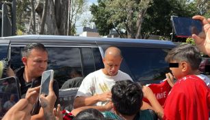 ‘Chicharito’ atiende a aficionados en la salida de Verde Valle