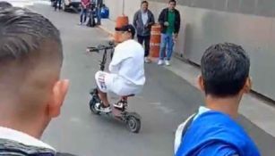 Mozumbito Martínez presume su 'vehículo de lujo' al llegar al entrenamiento de América