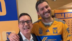 Gignac promete a Antonio Nelli su playera del gol 201 con Tigres