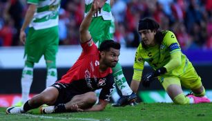 ¡Escalofriante! 'Mudo' Aguirre sale 'ensangrentado' del partido tras anotar gol ante Santos