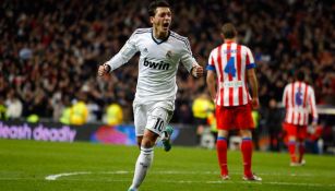 Mesut Özil se burla del Atlético de Madrid por la nueva tarjeta azul de la FIFA