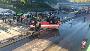 Vuelca camión de bomberos, y deja tres lesionados