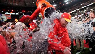 Super Bowl 2024: ¿De qué color fue la bebida energética que lanzaron a Andy Reid tras el triunfo de Chiefs?