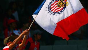 Barras de Chivas se niegan a ingresar ante negativa de colorido en la tribuna