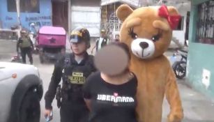 Policía se disfraza de oso de peluche para detener a presuntas vendedoras de drogas