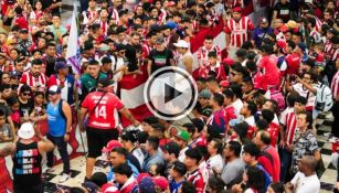 ¡Capital rojiblanca! Afición de Chivas se dio cita en el AICM previo al juego ante Cruz Azul