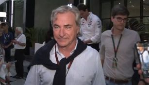 El papá y el manager de Sainz, al fondo se ve a Toto Wolff