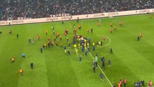 ¡Lamentables actos de violencia! Jugadores de Fenerbahçe pelean contra fanáticos de Trabzonspor