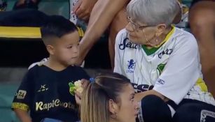 Abuela y su nieto en el estadio del Defensa y Justicia